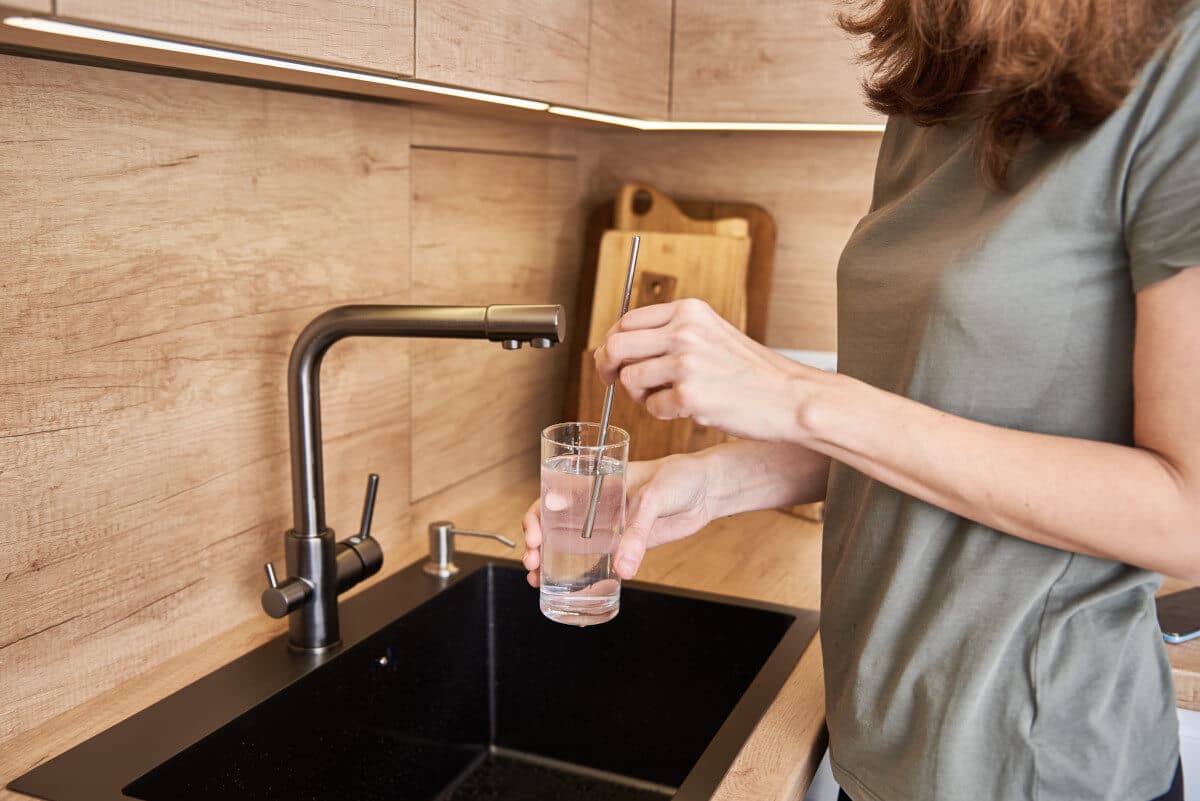 femme verre eau